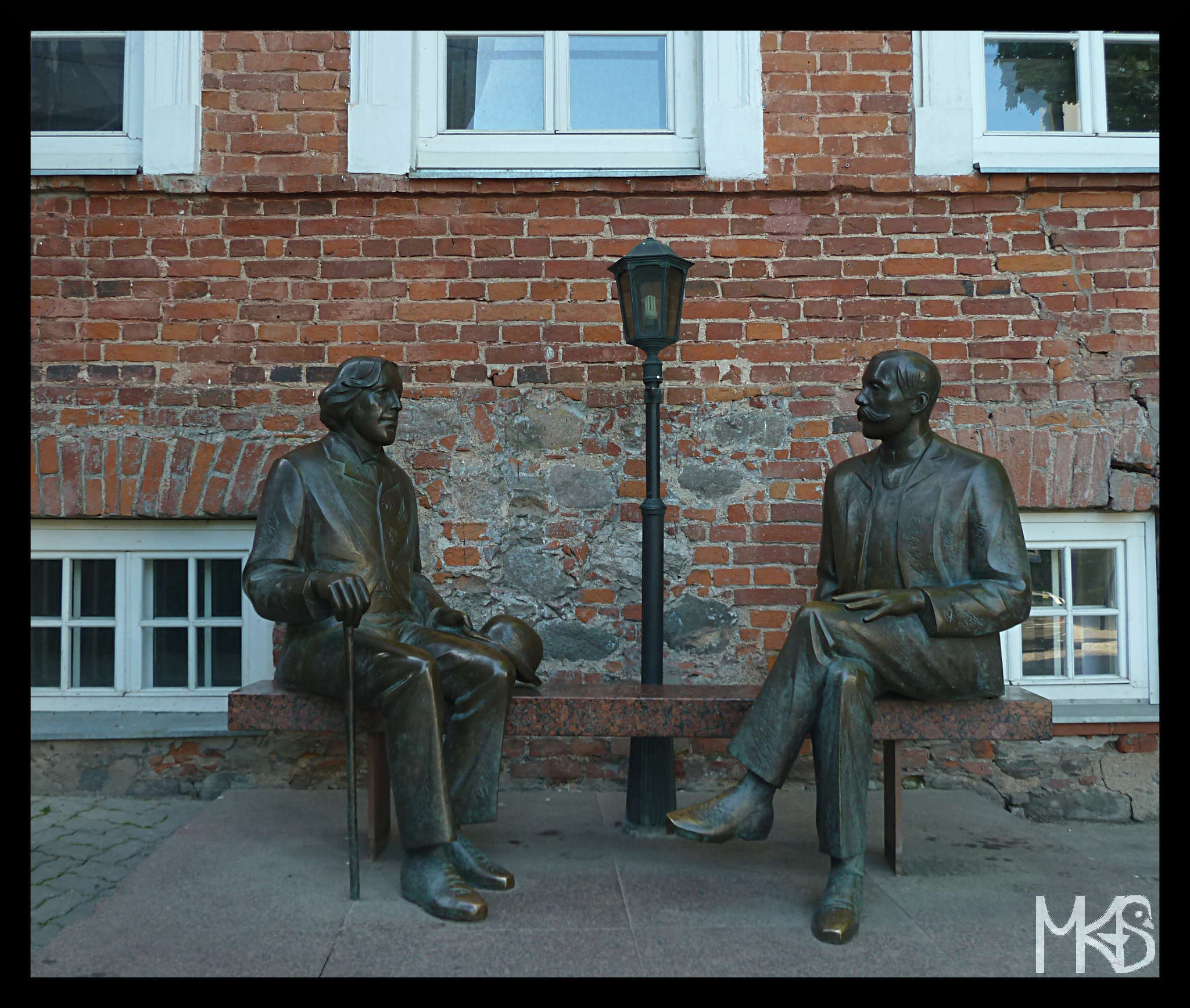 Statue of writers: Oscar Wilde and Eduard Vilde, Tartu, Estonia